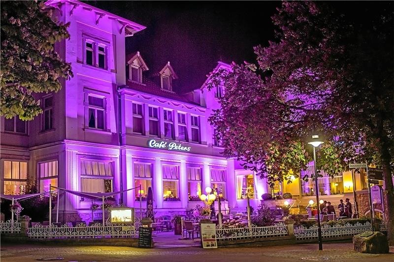 Klaus und Iris Elinghaus (kleines Foto von rechts) feiern mit vielen Gästen und Musik von DJ Robin, dass ihr Café Peters seit 100 Jahren dort steht, wo es steht. Fotos: Marie Elinghaus