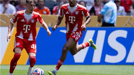 Klein, aber oho: Lennart Karl setzt mit dem Ball am linken Fuß zum Dribbling an.