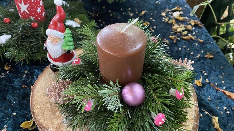 Familie Eckel in Bad Harzburg startet ihren Advent-Bastel-Marathon Klein oder üppig? Gestecke sind in allen Größen zu haben.