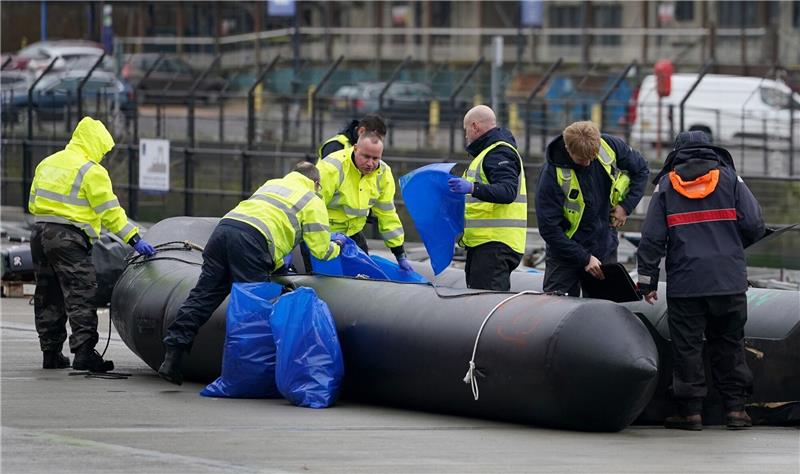 90 Menschen überqueren Ärmelkanal auf kleinen Booten Kleine Boote, mit denen wohl Migranten den Ärmelkanal überquert haben, werden im Hafen aus dem Wasser geholt und dokumentiert.