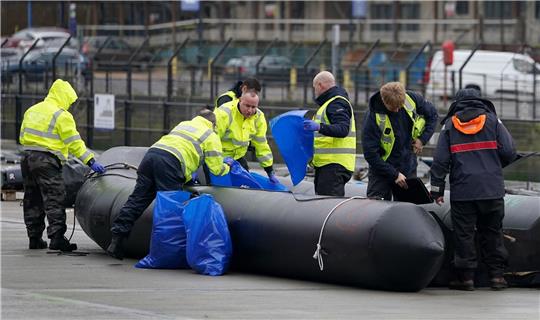 Kleine Boote, mit denen wohl Migranten den Ärmelkanal überquert haben, werden im Hafen aus dem Wasser geholt und dokumentiert.