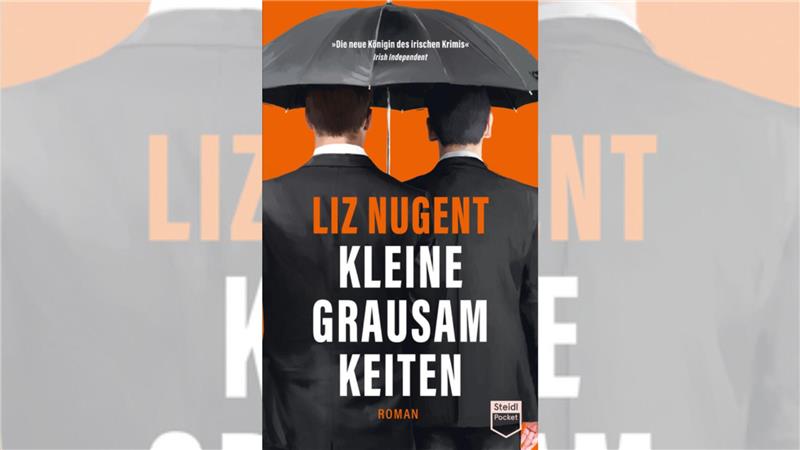 Zwei Männer in schwarzen Anzügen stehen Rücken an Rücken, einer hält einen schwarzen Regenschirm, orange Hintergrund.