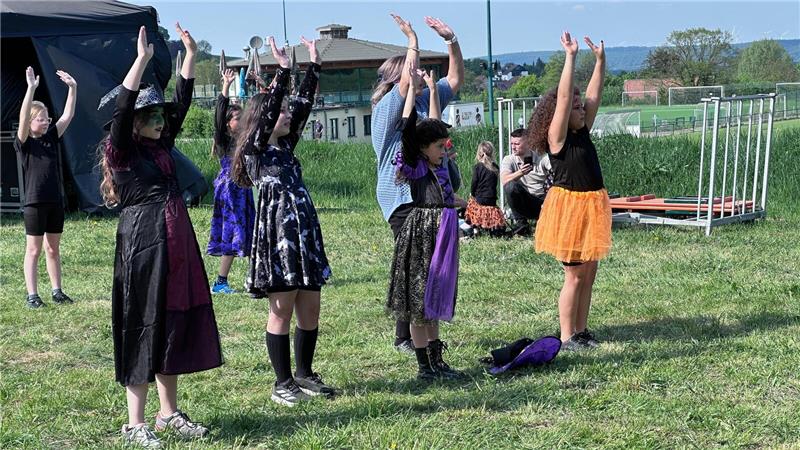 Kleine Hexen machen engagiert bei der Kinderdisco mit.