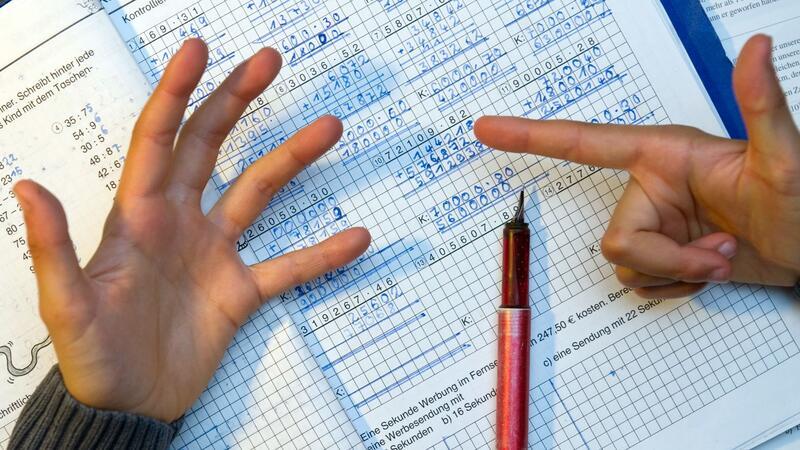 Kindergartenkinder rechnen mithilfe der Finger besser Kleine Kinder sollten nach Forscherangaben das Zählen mit den Fingern lernen. Bei über Achtjährigen deute es eher auf Matheschwierigkeiten hin. (Archivbild)
