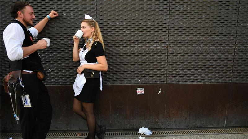 Bilder des Tages Kleine Pause für die Wiesn-Bewirtung: Bedienung Christina und Kellner Cedric hinter dem Schottenhamel Festzelt auf dem Oktoberfest.