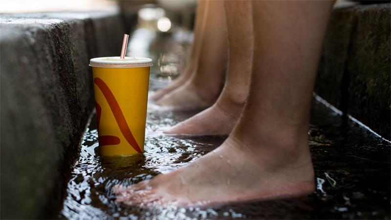 Kleine Wasserläufe - Bächle genannt - sorgen in der Freiburger Altstadt für Abkühlung - und laden zum Spielen ein. 