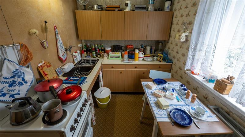 100 Jahre Plattenbau: vom Wohntraum zum sozialen Brennpunkt? Kleine Zeitreise in eine Typische WBS-70-Wohnung.
