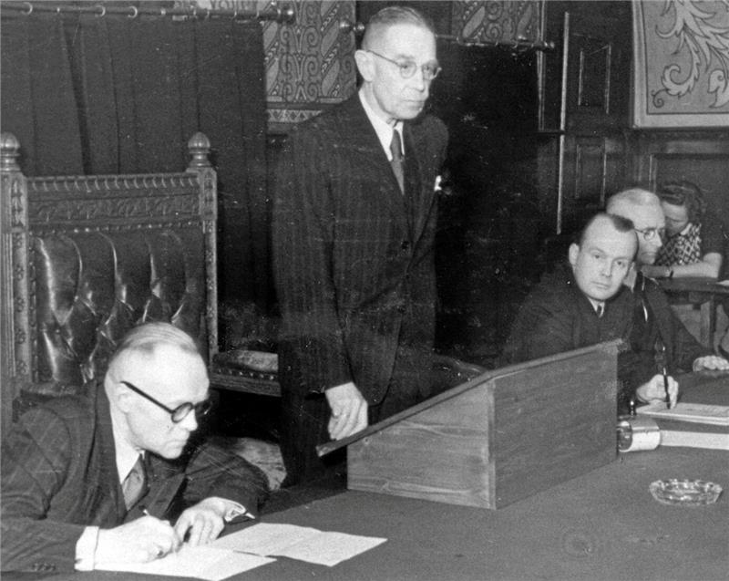 Goslars erste politischen Gehversuche unter britischer Besatzung Kleiner Zeitsprung: Am 20. Dezember 1948 leitet Friedrich Klinge, langjähriger und letzter Oberbürgermeister in Goslar vor der Nazi-Zeit, wieder seine erste Ratssitzung in Amt und Würden. Im Bild rechts neben Klinge sitzen Oberstadtdirektor Helmut Schneider und sein Stellvertreter Heinrich Wulfert.