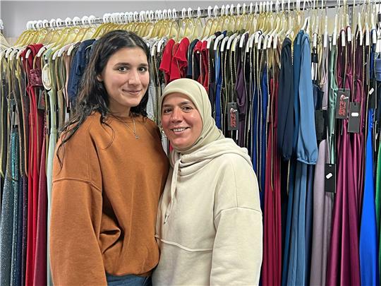 Kleines Bild: Elif zusammen mit ihrer Tochter Meliha. Foto: Rennwanz