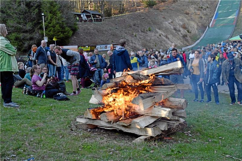 Alle drei Braunlager Ortsteile laden zum Osterfeuer Kleines Feuer, viele Besucher: 2019 war an den Brockenwegschanzen am Ostersamstag jede Menge los, in diesem Jahr lockt der Wintersportverein als Veranstalter wieder mit Live-Musik und einem Show-Skispringen. Archivfoto: Breutel