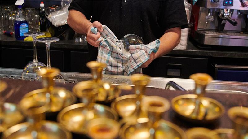 Kleines Geld statt Gold: Im Gastgewerbe arbeiten viele Beschäftigte zu niedrigen Löhnen. (Symbolfoto)