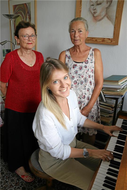 Kleines Hauskonzert für die Gastgeberinnen: Pianistin Teodora Kapinkovska ist in Goslar gut angekommen. Gastmutter Brigitte Japp (rechts) sorgte für die Unterkunft, Maria Nötzel (links) für das Klavier. Foto: Hartmann