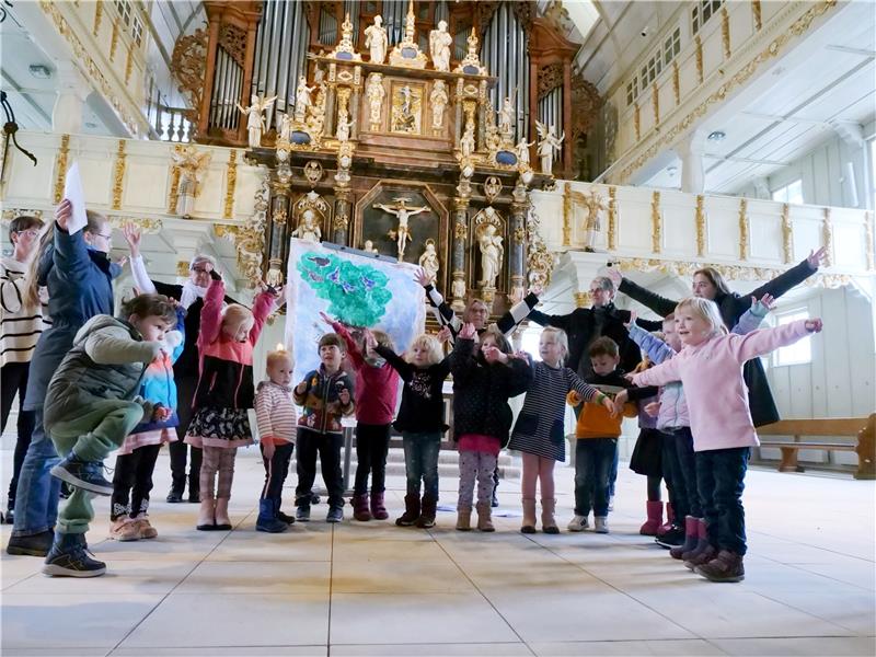 „Kleines Senfkorn Hoffnung“ singen und spielen die Kinder und das Kita-Team.