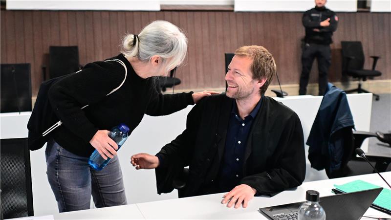 Räuberin vor Gericht? Was den Klette-Prozess besonders macht Klette und ihr Anwalt wirken freundschaftlich vertraut miteinander. (Archivbild)