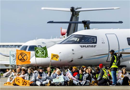 Klima-Aktivisten blockieren Privatjets auf dem Flughafen Schiphol.