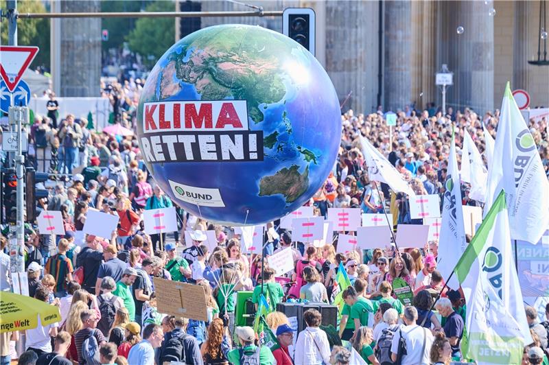 Fridays For Future in Goslar mit verhaltener Resonanz „Klima retten“: Vor dem Brandenburger Tor in Berlin demonstrieren am Freitag Tausende Menschen für Klimaschutz. Foto: dpa/Riedl