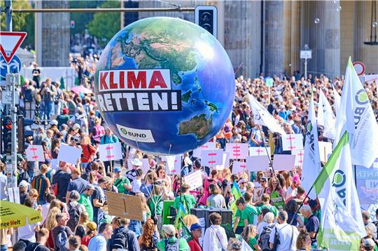 „Klima retten“ steht auf einem Ballon, während Tausende bei einer Protestaktion von Fridays for Future vor dem Brandenburger Tor demonstrieren. Foto: Riedl/dpa