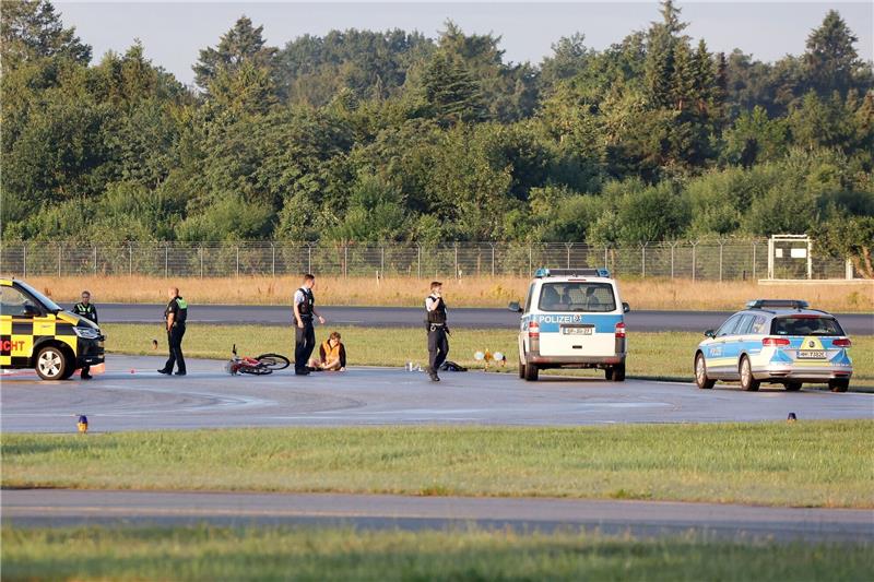 Lufthansa will Schadenersatz von „Letzter Generation” Klimaaktivisten am 13. Juli auf einem Rollfeld des Hamburger Flughafens.