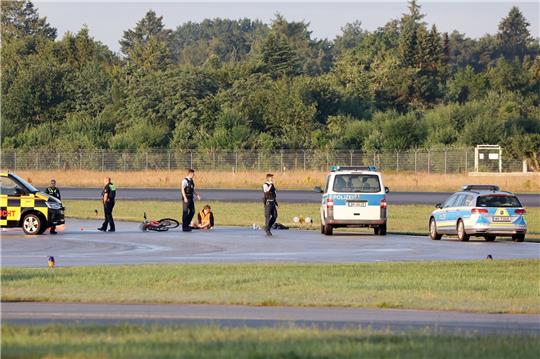 Klimaaktivisten am 13. Juli auf einem Rollfeld des Hamburger Flughafens.