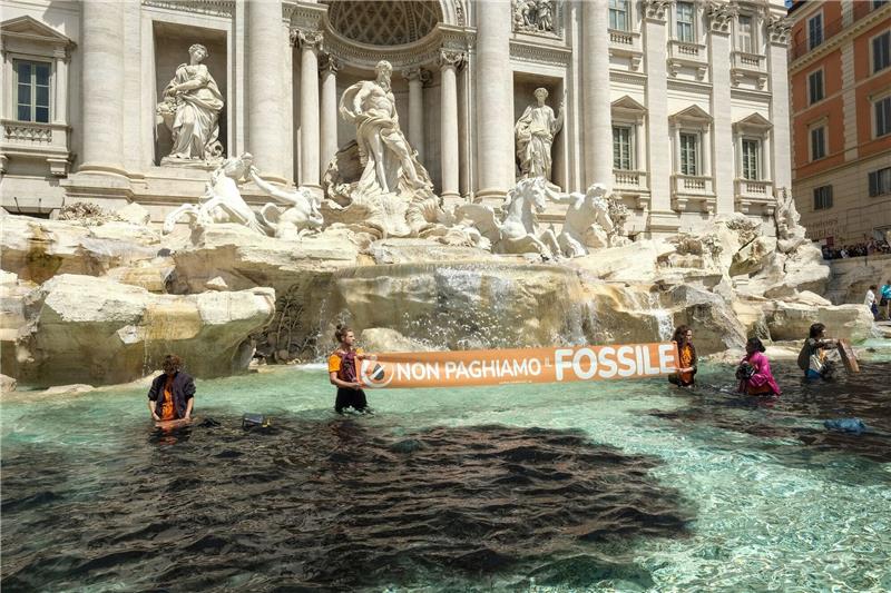Klimaaktivisten färben das Wasser des Trevi-Brunnens schwarz Klimaaktivisten der «Letzten Generation» bei einer Protestaktion im Trevi-Brunnen.