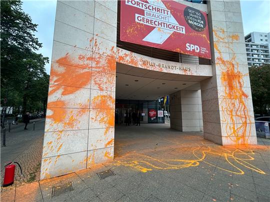 Klimaaktivisten haben die SPD-Zentrale in Berlin mit Farbe beschmiert.