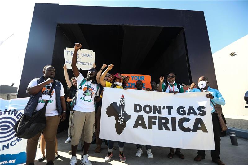 Streit ums Geld beim Weltklimagipfel Klimaaktivisten halten in Scharm el Scheich ein Transparent mit der Aufschrift «Don't Gas Africa».
