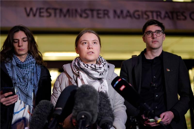 Londoner Prozess gegen Greta Thunberg hat begonnen Klimaaktivistin Greta Thunberg spricht vor dem Westminster Magistrates Court zu den Medien.