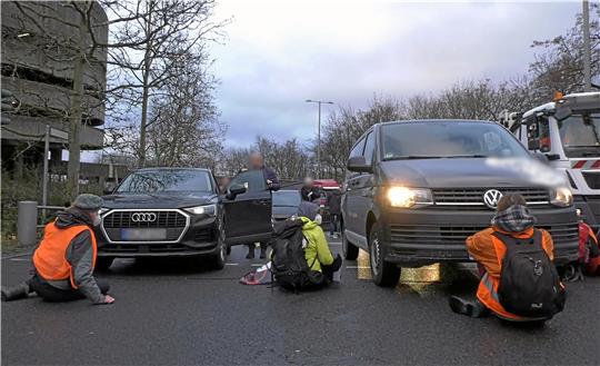 Klimaschützer blockieren im Februar die Abfahrt der Berliner Stadtautobahn A100 unweit des ICC. Heiligt das hehre Ziel die gesetzlich verbotenen Mittel? Foto: dpa