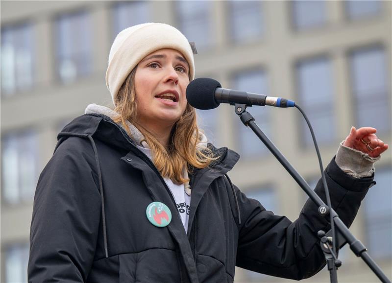 Neubauer: Verkehrsminister Wissing muss zurücktreten Klimaschutz-Aktivistin Luisa Neubauer bei einer Kundgebung von Fridays for Future in Berlin.