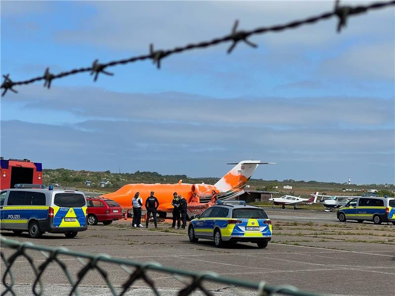 Klima-Demonstranten besprühen Privatjet auf Sylt mit Farbe Klimaschutz-Demonstranten der Initiative Letzte Generation haben einen Jet mit oranger Farbe besprüht.