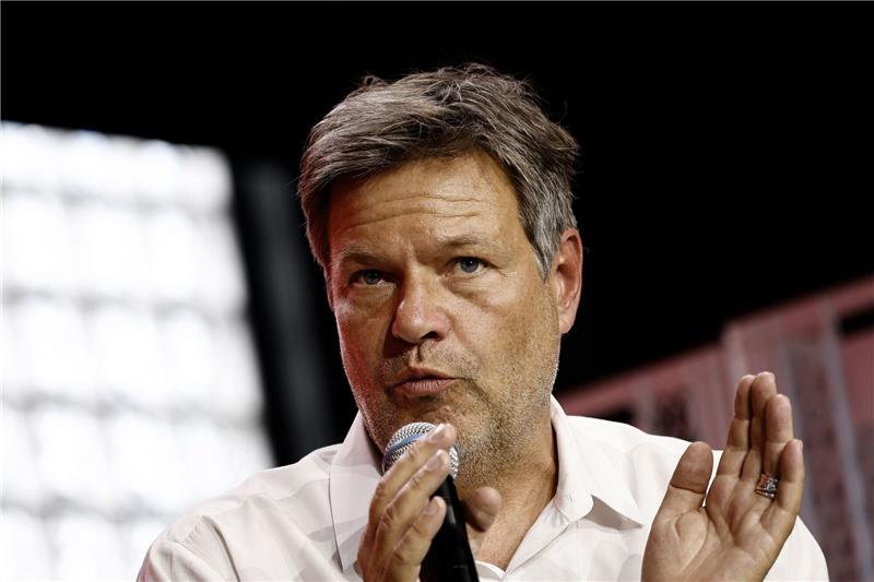 Habeck sieht Deutschland beim Klimaschutz nicht auf Kurs Klimaschutz-Minister Robert Habeck plädiert für mehr politische Impulse beim Klimaschutz.
