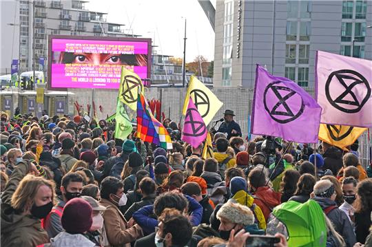 Klimaschutzaktivisten protestieren mit Fahnen der Umweltschutzbewegung Extinction Rebellion am offiziellen Abschlusstag der UN-Klimakonferenz COP26. Foto: Andrew Milligan/picture alliance/dpa/PA Wire