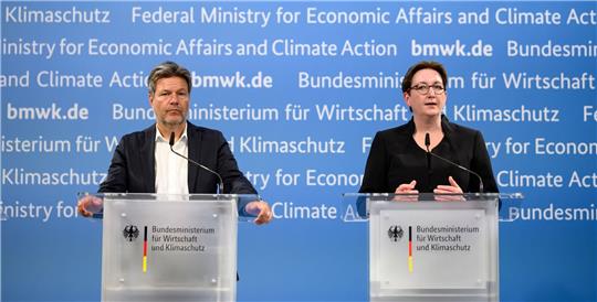 Klimaschutzminister Habeck und Bauministerin Geywitz während der Pressekonferenz nach dem Fernwärmegipfel.