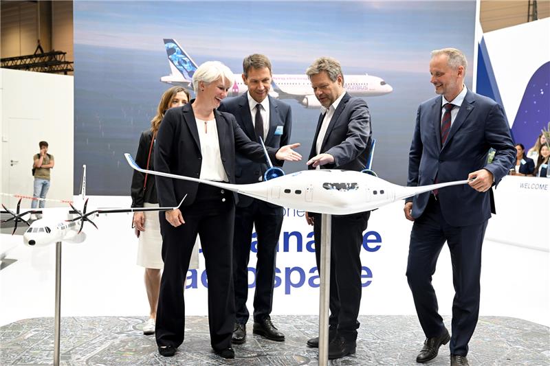 Nachhaltig fliegen – so soll es gelingen Klimaschutzminister Robert Habeck (Grüne, 2.v.l.) informiert sich bei Airbus über einen Wasserstoff-Flieger. Neben ihm Airbus-Verwaltungsratschef Rene Obermann (3.v.r.), Airbus-Technikchefin Sabine Klauke und Michael Schöllhorn (r.), Präsident des Bundesverbands der Deutschen Luft- und Raumfahrtindustrie (BDLI). Foto: Bernd von Jutrczenka/dpa