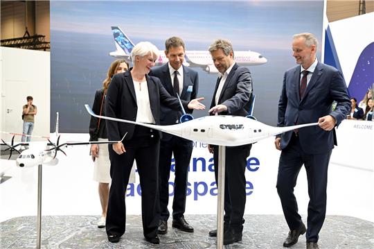 Klimaschutzminister Robert Habeck (Grüne, 2.v.l.) informiert sich bei Airbus über einen Wasserstoff-Flieger. Neben ihm Airbus-Verwaltungsratschef Rene Obermann (3.v.r.), Airbus-Technikchefin Sabine Klauke und Michael Schöllhorn (r.), Präsident des Bundesverbands der Deutschen Luft- und Raumfahrtindustrie (BDLI). Foto: Bernd von Jutrczenka/dpa