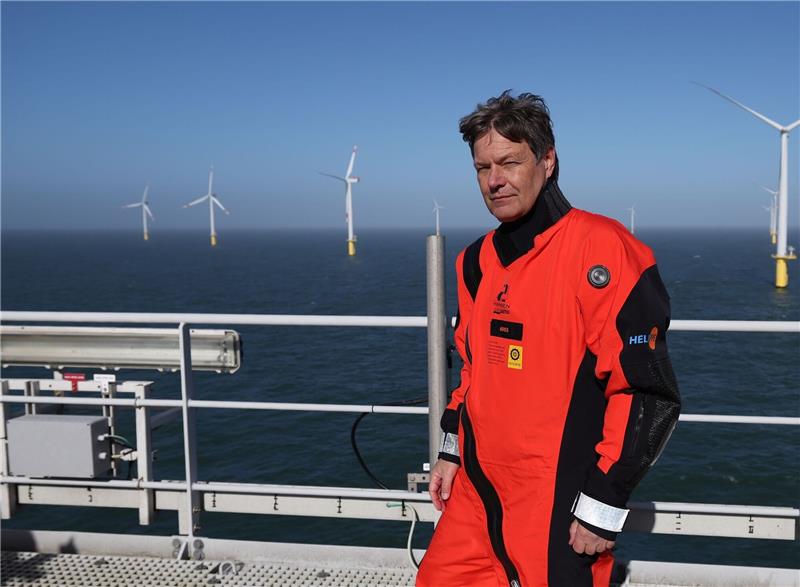 Habeck: Ausbauziele Offshore-Windenergie werden erreicht Klimaschutzminister Robert Habeck nach der Inbetriebnahme des RWE-Offshore-Windparks Kaskasi vor Helgoland.