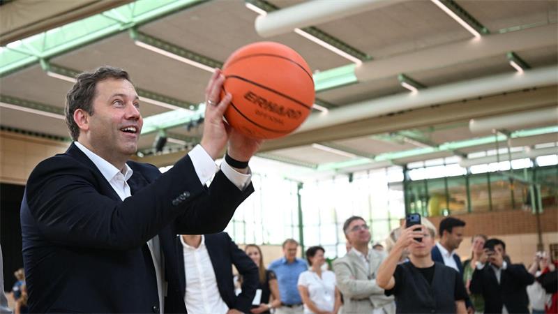 Klingbeil besucht eine Sporthalle, die mit Bundesgeld saniert wird. (Archivbild)