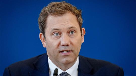 Klingbeil meint, das Klima im politischen Berlin „macht Leute kaputt“. 