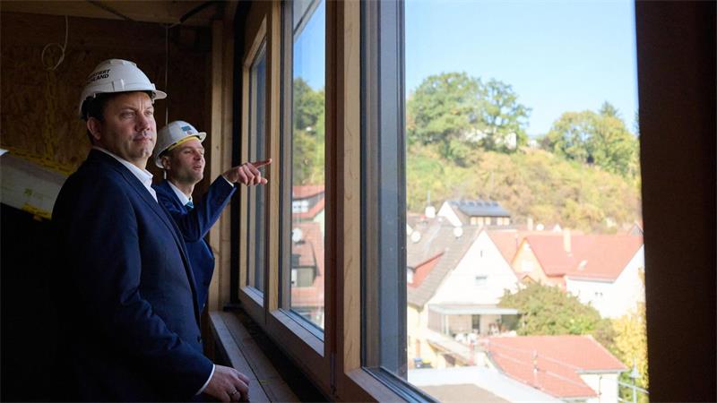 Klingbeil schaut sich an, wo mit Geld aus seinem Sondervermögen gebaut wird. (Archivbild)