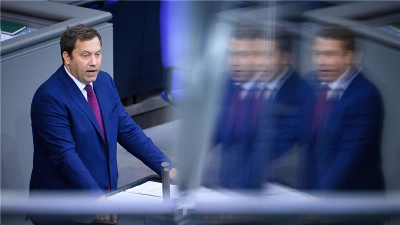 Klingbeil schwört im Bundestag auf harte Zeiten ein. 