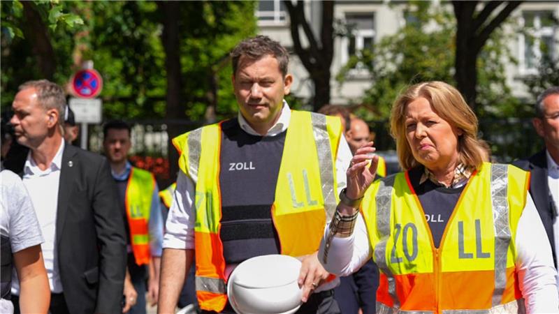 Rente, Ticket, Schwarzarbeit: Kabinett billigt 23 Gesetze Klingbeil und Bas waren bei einer Schwarzarbeits-Kontrolle dabei.
