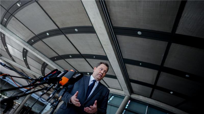 Klingbeil vor der Sitzung: Pressestatement im Berliner Bundestag zur privaten Altersvorsorge