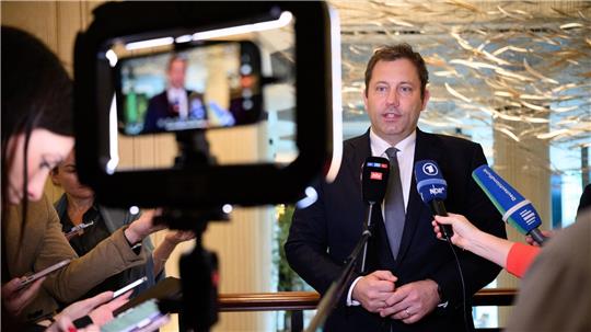 Klingbeil war für politische Gespräche in Singapur und fliegt von dort zum G20-Gipfel.