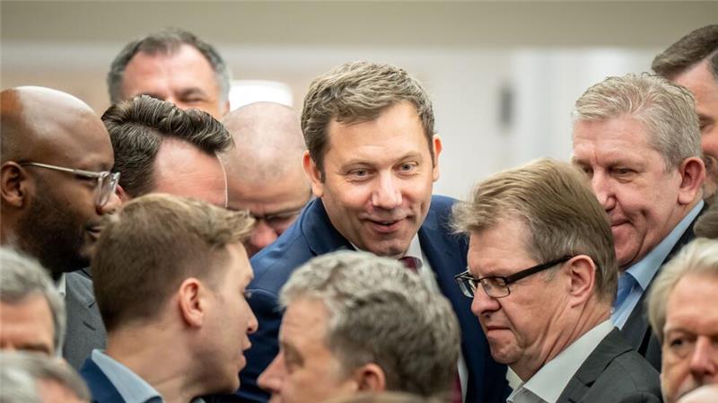 Klingbeil warnt Union vor Indiskretion in Gesprächen Klingbeil wurde zum neuen SPD-Fraktionschef gewählt.
