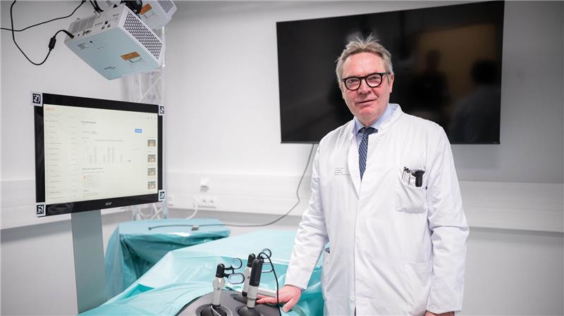 Medizin der Zukunft - ein Blick in einen besonderen OP Klinikdirektor Weyhe gilt als Experte für Holomedizin.