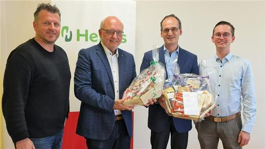 Klinikgeschäftsführer Sascha Kucera (links) und Benedikt Meider, Junior Manager derKlinikgeschäftsführung (rechts), beglückwünschten den neuen Ärztlichen Direktor, Dr. Stefan Betge (2.v.r.), zu seinem neuen Amt und ehrten Dr. Dietmar Loitz (2.v.l.) für seine Verdienste um das Helios Klinikum Salzgitter während seiner siebenjährigen Amtszeit.