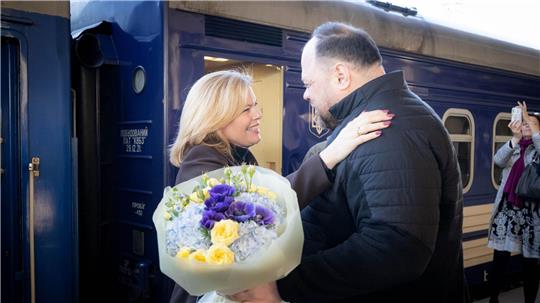 Klöckner wurde vom ukrainischen Parlamentspräsidenten Ruslan Stefantschuk am Bahnsteig in Kiew empfangen.