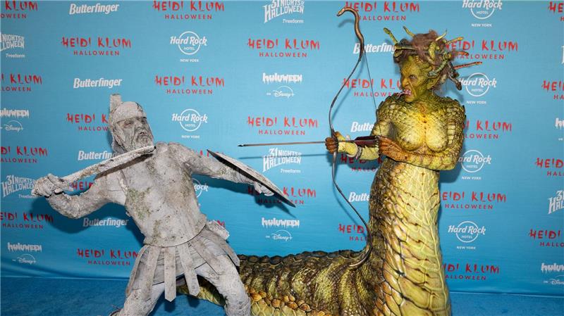 Heidi Klum als monströse Medusa - Tom zu Stein erstarrt Klum erscheint als Medusa, ihr Mann als versteinerter griechischer Soldat.