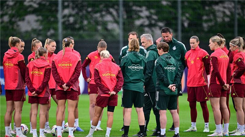 Fußballerinnen machen sich Mut: „Jetzt erst recht“ Knackige Ansprache im Regen: Christian Wück auf dem Trainingsplatz.