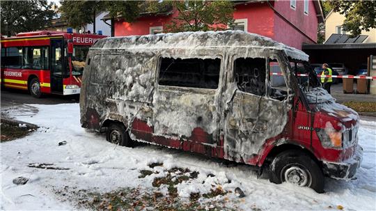 „Knallgeräusche“ und ein brennender Transporter schrecken die Anwohner in einem ruhigen Münchner Stadtviertel auf.